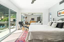 Heart of Downtown PS 2Bed 2.5Bath - Image 3