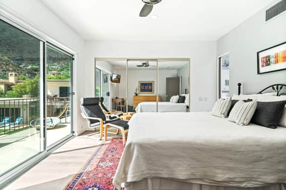 Heart of Downtown PS 2Bed 2.5Bath - Image 3